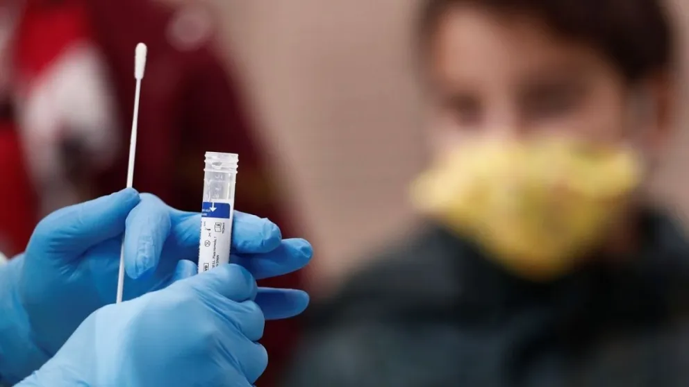 Alertan sobre los peligros de hacerse un test de PCR en casa