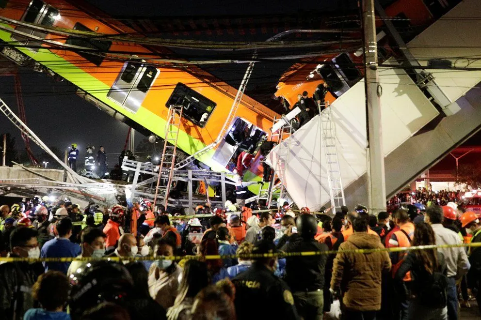 Hay 23 muertos y 50 heridos tras derrumbe de puente sobre el metro en México