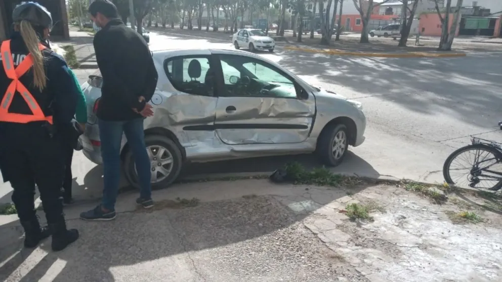 Le dejaron el auto irreconocible en Contín y Alvear