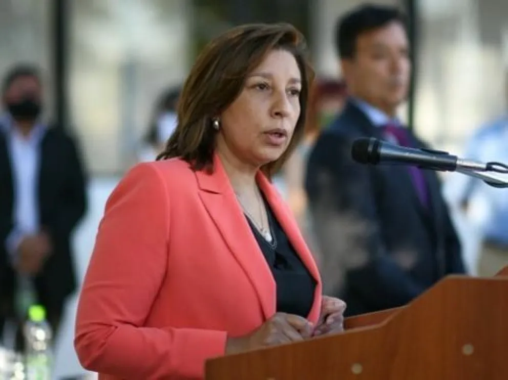 Revisión médica de rutina para la gobernadora Arabela Carreras