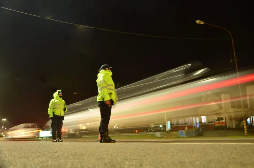 A mediados de mayo comenzarán a multar a los que anden rápido en el Puente Nuevo