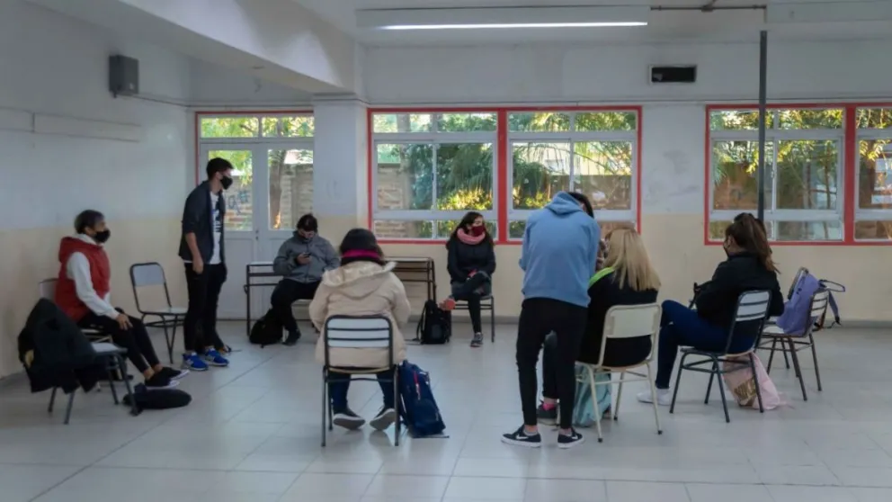 "Sentada" en una escuela del centro de Viedma por la necesidad de refrigerio