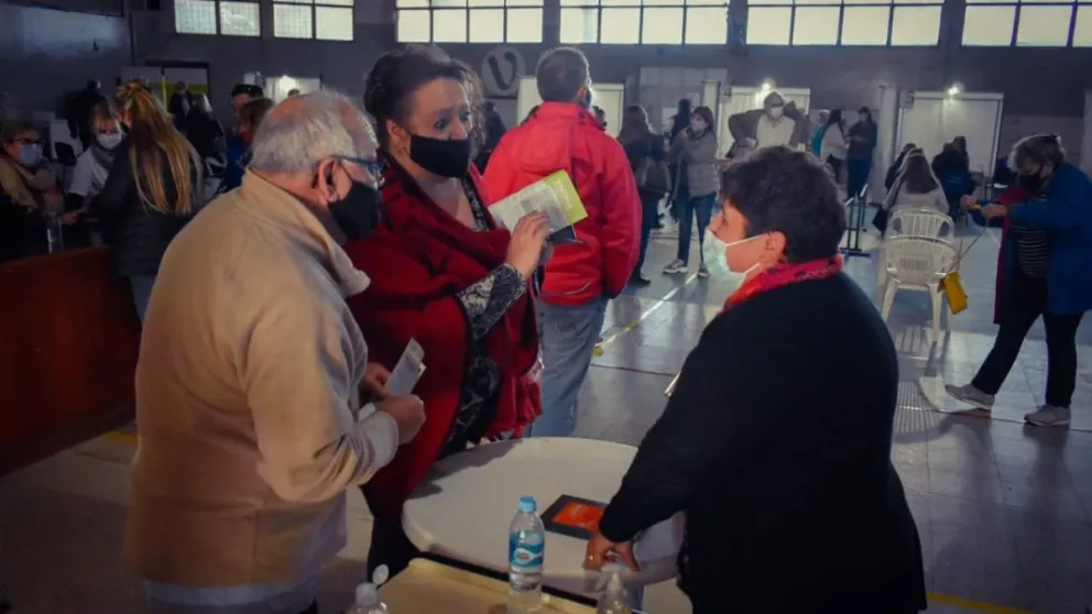 Vacunación: el que depositó la confianza en Covishield, recibirá Covishield