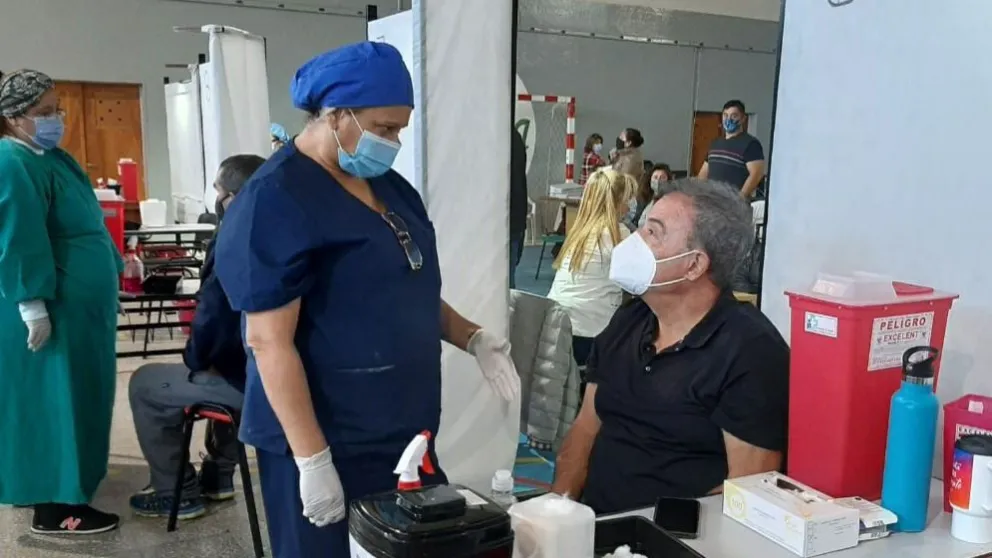 El intendente Pedro Pesatti recibió la vacuna contra la enfermedad Covid 19