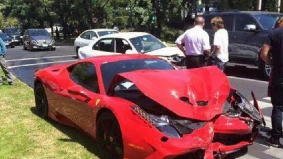 Video: compró una Ferrari y la chocó cuando la estaba probando