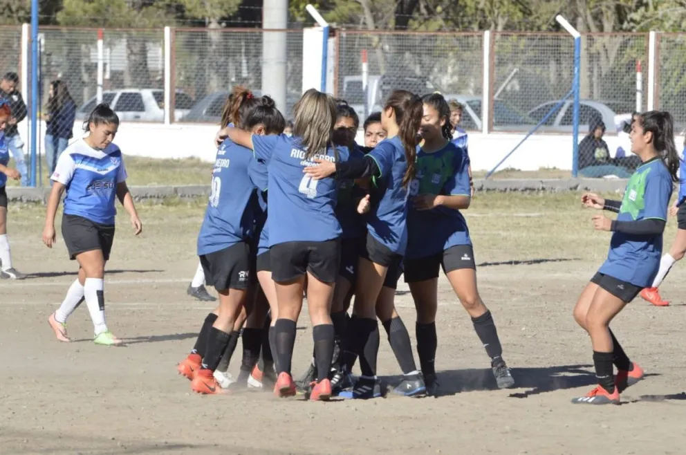 Las chicas de AEC lideran y están invictas