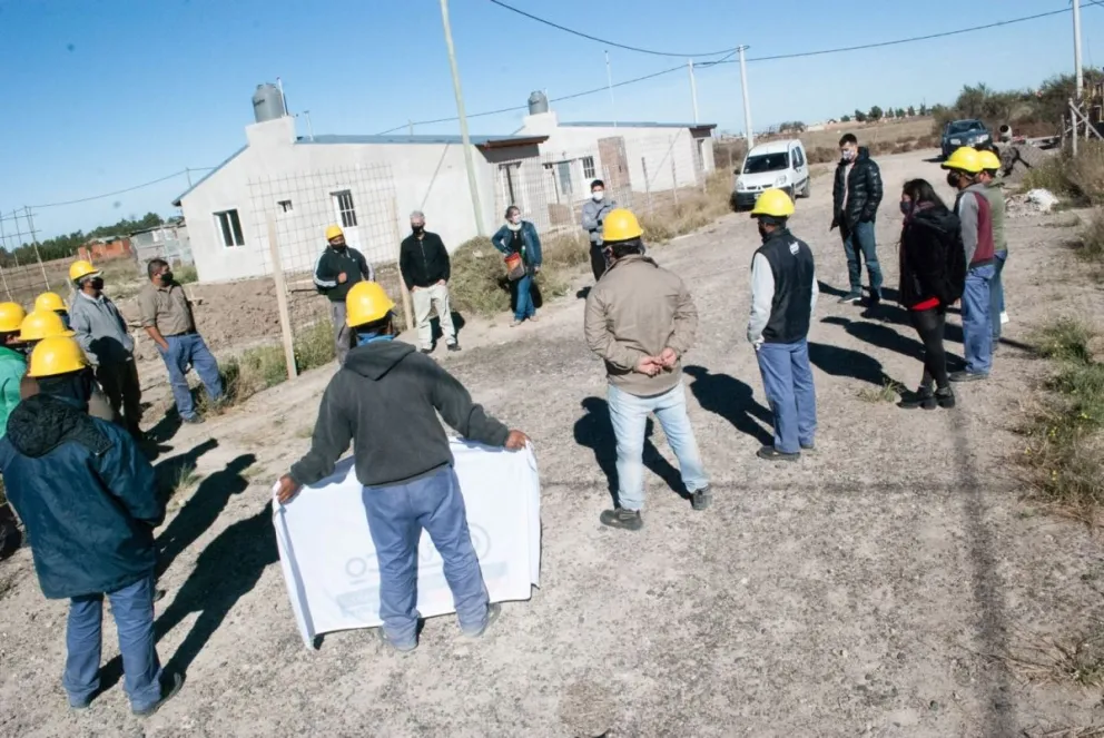 Cooperativa de estudiantes y egresados de escuela construirán ocho viviendas