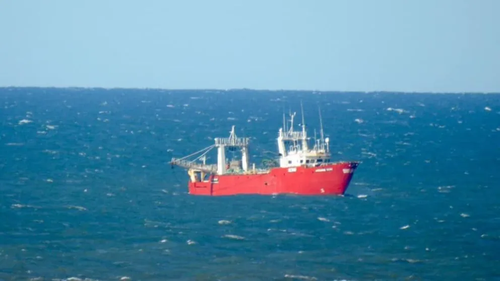 No es tal, la invasión de barcos en maniobra de pesca en El Cóndor