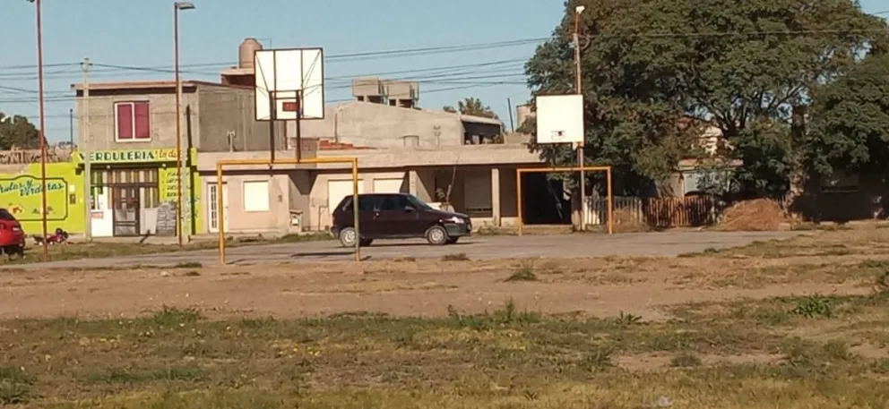 Le regalaron el carnet: estacionó en el playón de una plaza