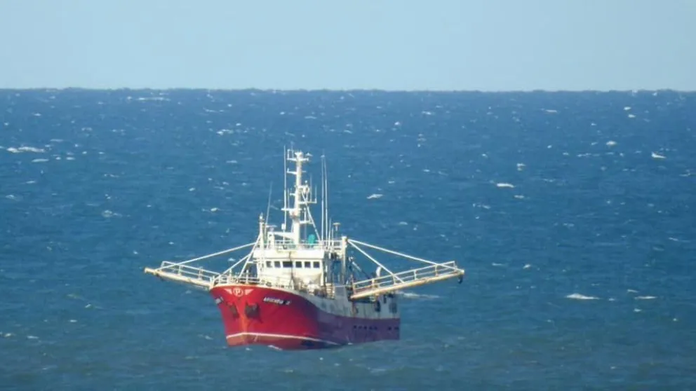Barcos en El Cóndor: ¿Depredación del mar o refugiados por el viento?