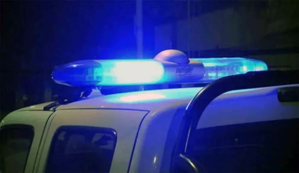 Es policía, atacó a su pareja y a una vecina e intentó incendiar una casa
