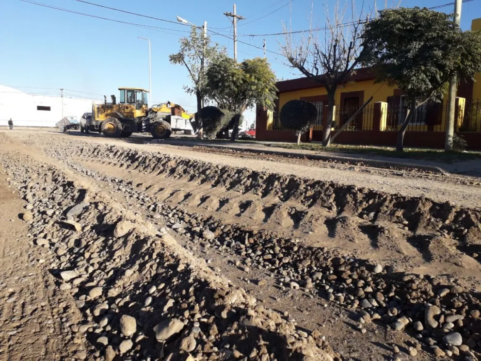 Asfaltan accesos a dos importantes barrios de la ciudad
