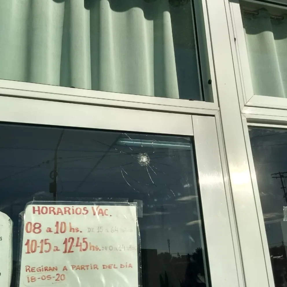 Patagones: en la madrugada llovieron piedras sobre  el vacunatorio oficial