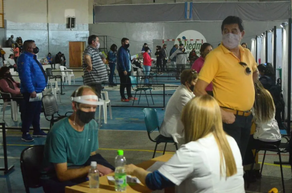 Alta concurrencia al vacunatorio Covid de mayores de 18 con riesgo en la salud