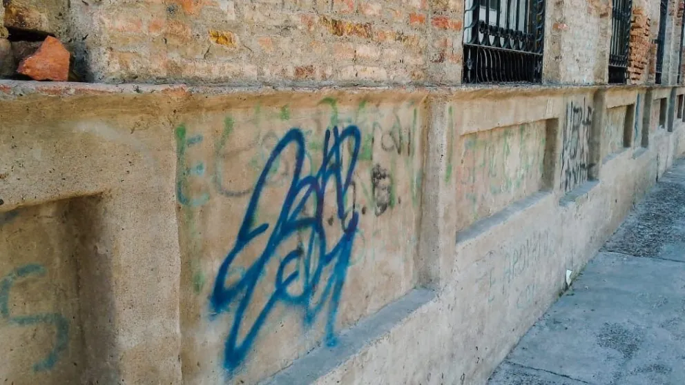 La maldita costumbre de ensuciar paredes en edificios públicos y privados