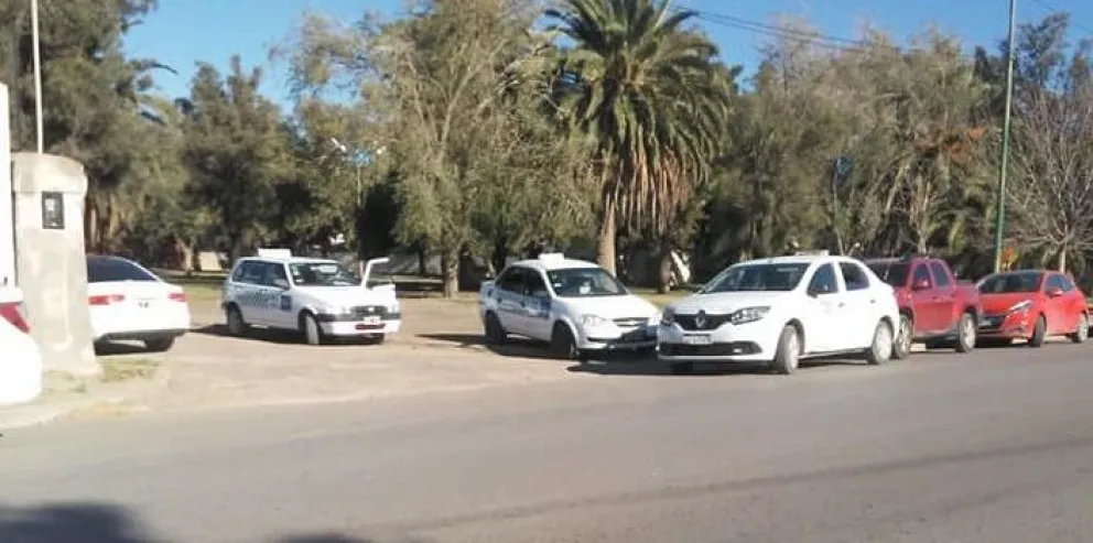 Les quitaron la parada de taxis y se estacionaron arriba de la plaza