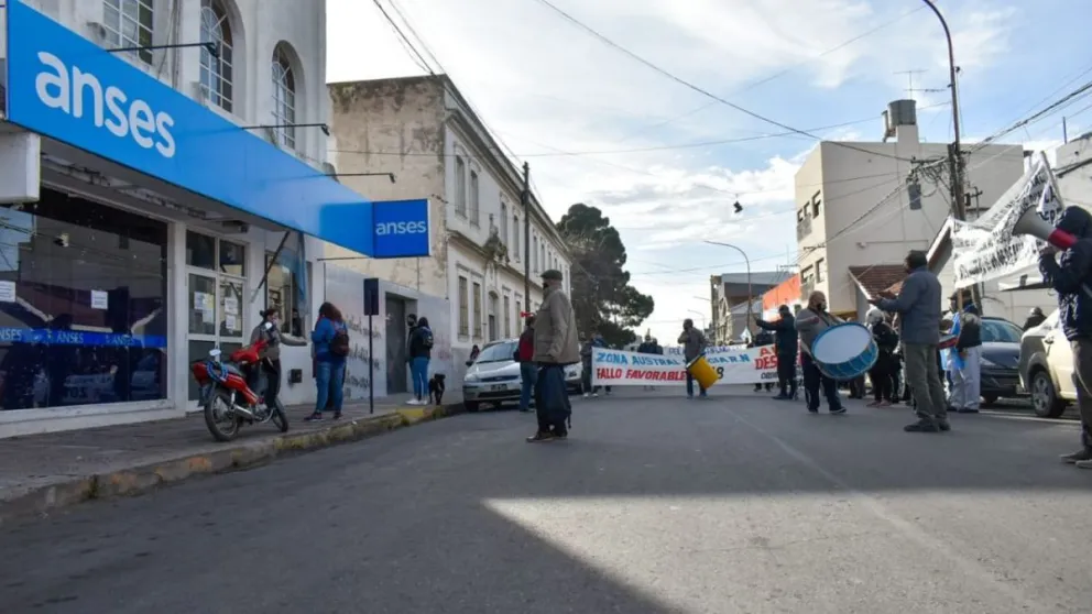 Mayo caliente para jubilados policiales porque la Anses no paga juicios