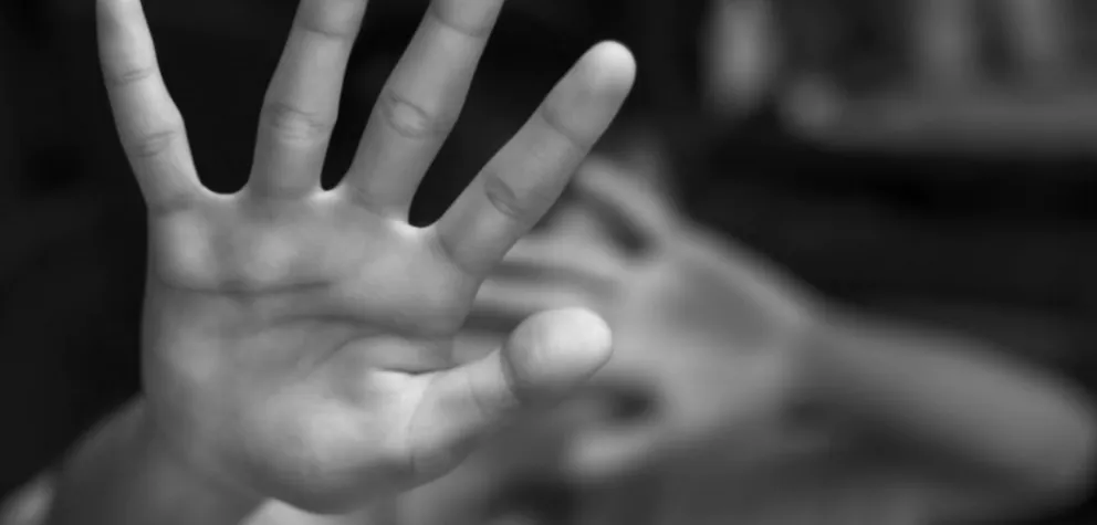 Andaba con una tobillera por abuso y agredió a su pareja