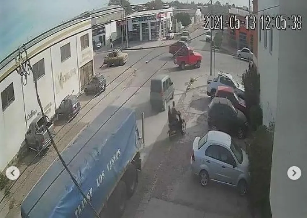 Le robaron el parabrisas a una empleada de un corralón y huyeron en moto