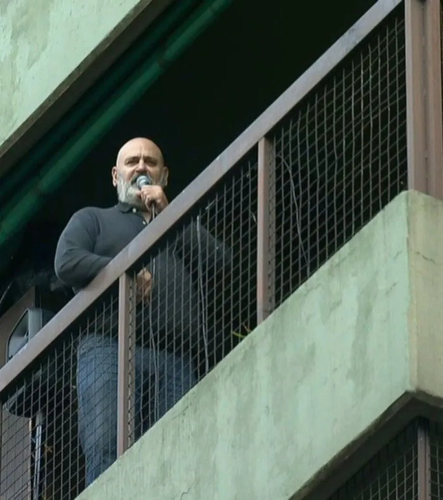 Emocionante despedida al tenor que cantaba para sus vecinos desde el balcón