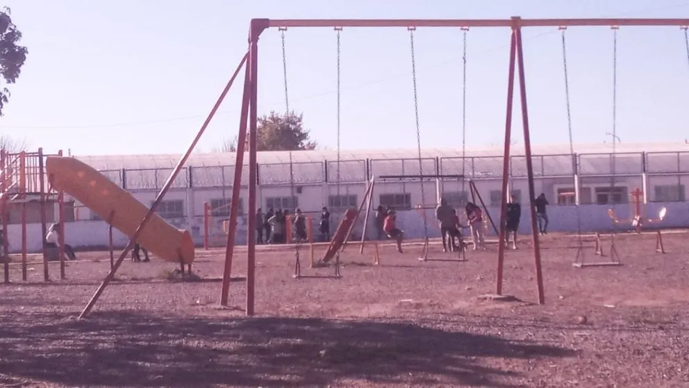 Apareció muerto un joven en la escuela del barrio 1016 Viviendas
