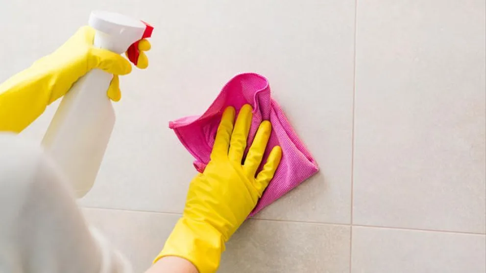 Trucos para sacar la grasa de los azulejos de la cocina sin morir en el intento
