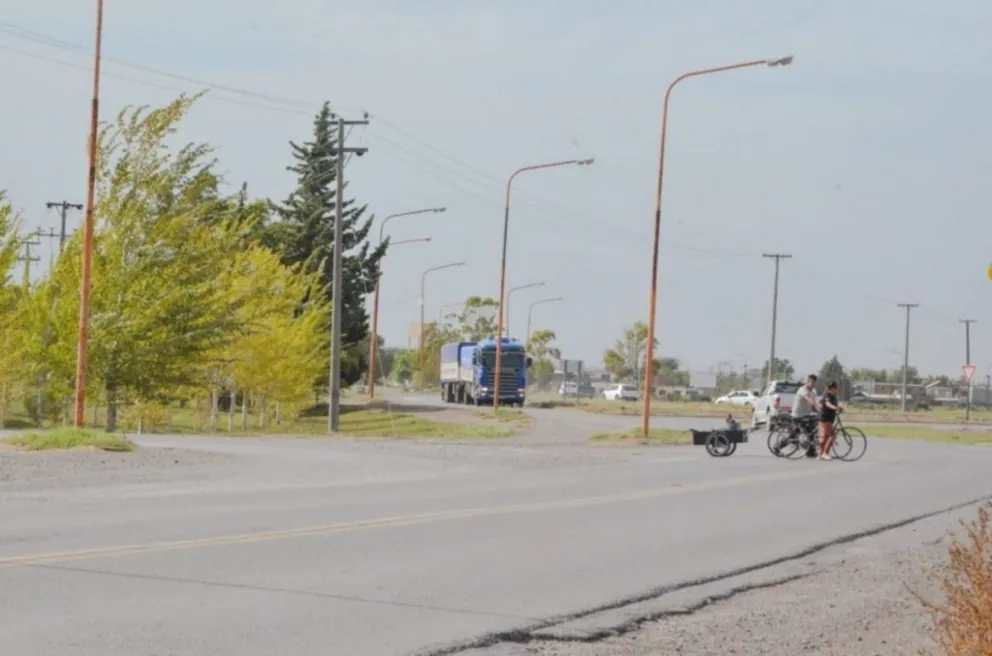 Chocaron un motociclista y un hombre en bici en la Ruta 1