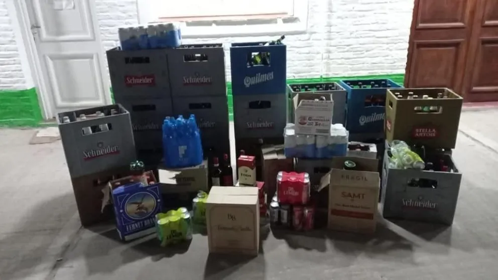 Decomisan bebidas alcohólicas en un local clandestino
