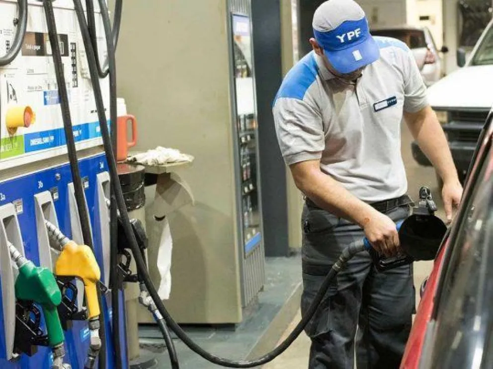 Por sexta vez en el año, aumentó la nafta un 5% en todo el país