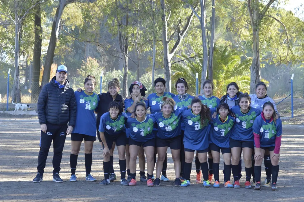 Las chicas de Comercio golearon, lideran y siguen invictas