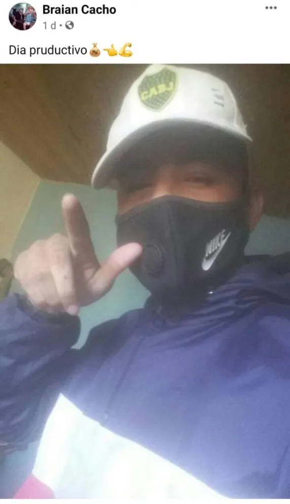 Robó a mano armada, se burló en redes sociales y ahora lo están buscando