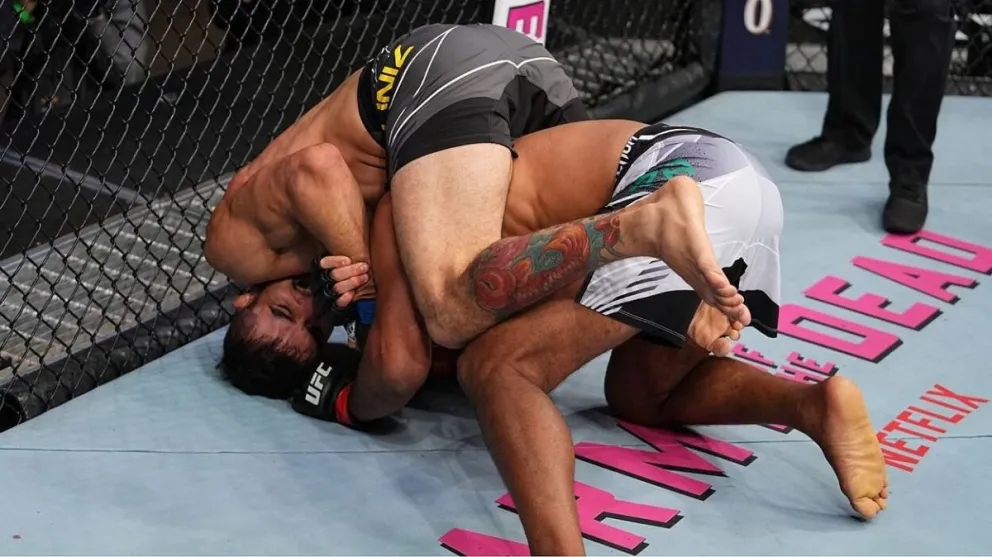UF: el impactante momento en el que un luchador le rompe el brazo a su contrincante