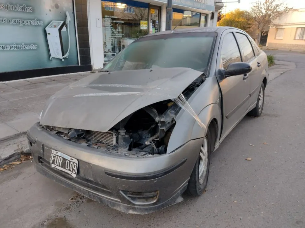 Hay un cementerio de autos en pleno centro de Viedma