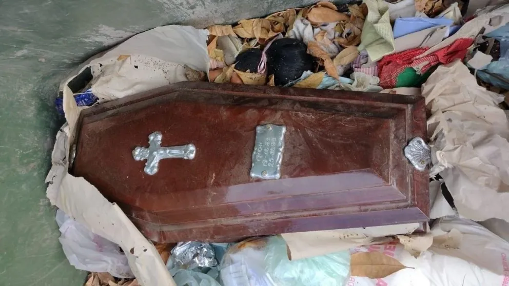 Insólito: hallaron un ataúd en un contenedor de basura con el esqueleto de un gato adentro