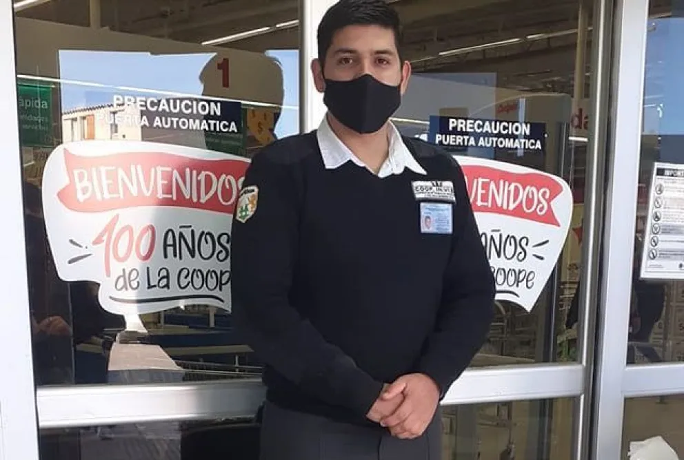 Una mujer recuperó su dinero gracias al guardia de seguridad de un supermercado