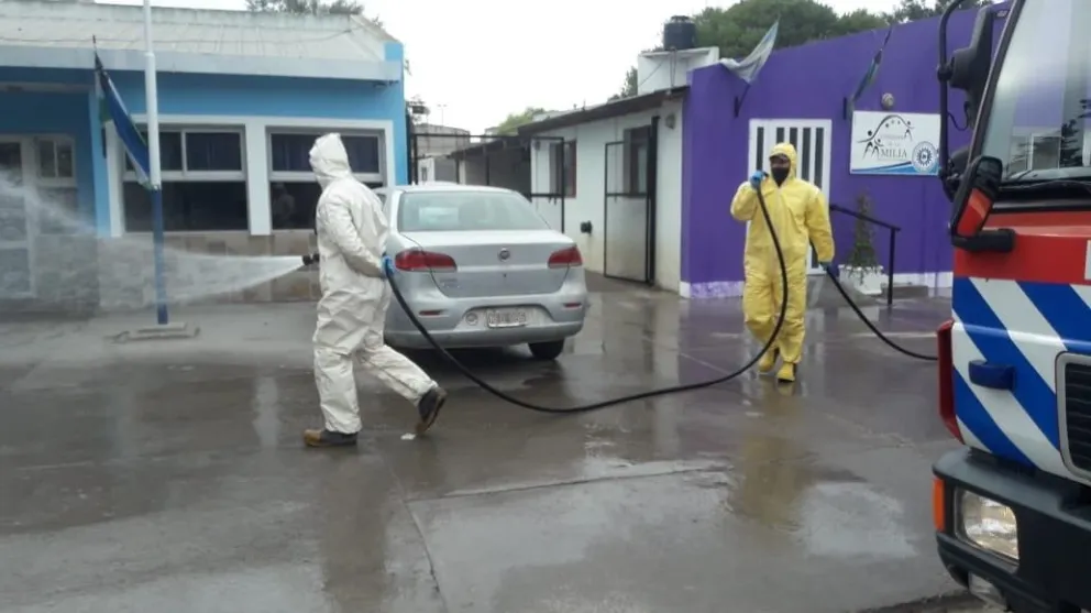 Bomberos sacaron las mangueras para arremeter contra el virus letal