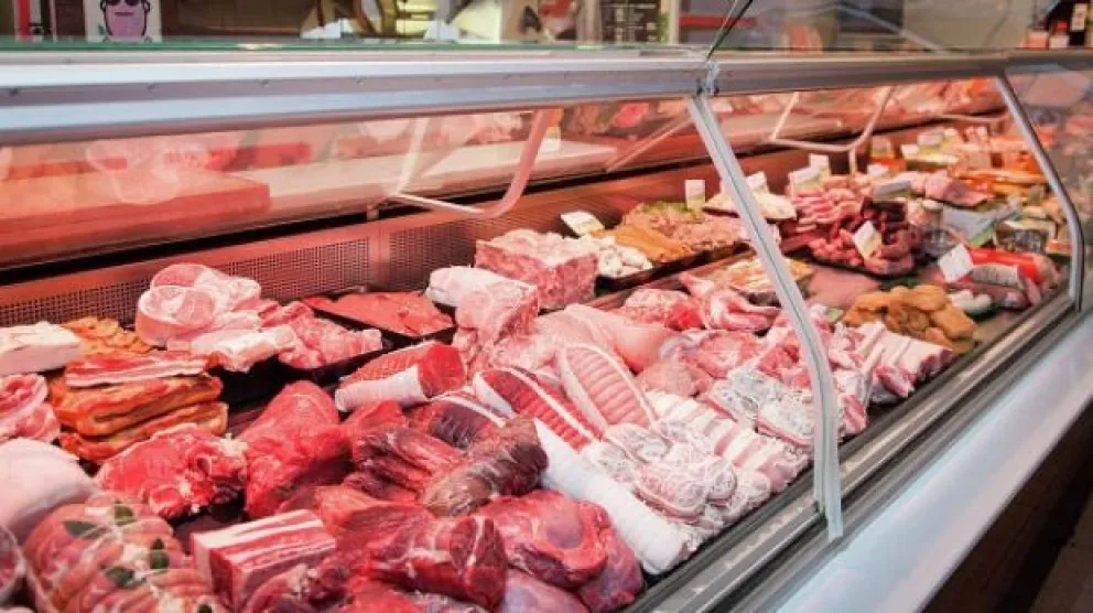 La carne baja del camión al gancho del minorista, y sigue encarecida