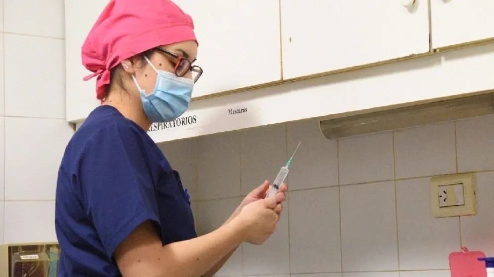 Los trabajadores de salud infectados antes de que sus cabezas sean plateadas