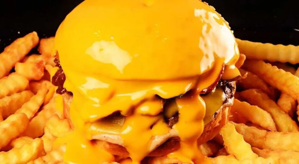 Conocé las hamburguesas bañadas en queso cheddar que se comen con guantes