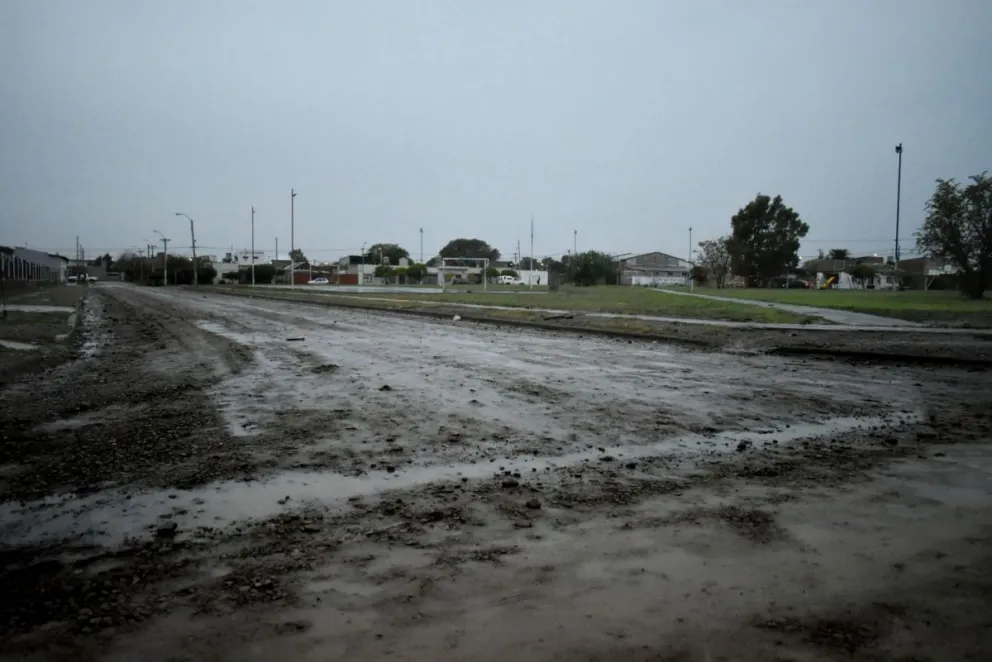 Con la lluvia, las calles de Viedma se convirtieron en chocolate pero amargo