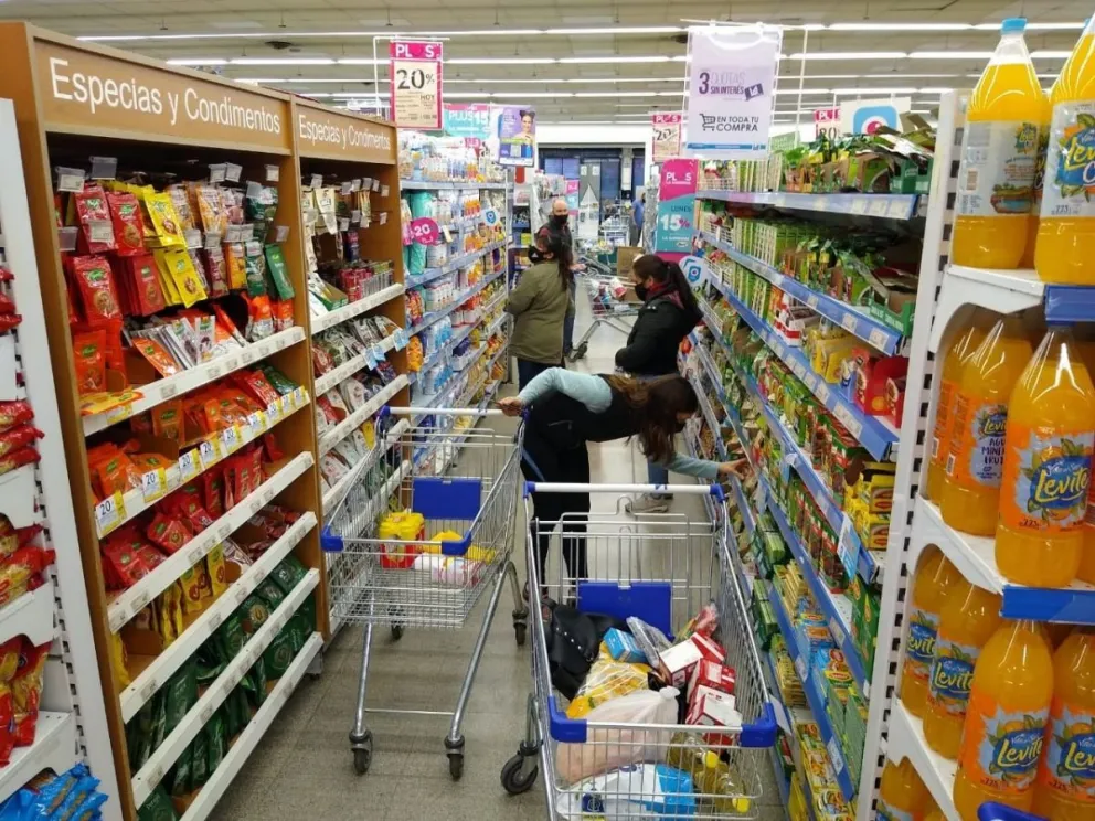 Volvió la paranoia de llenar los changos en los supermercados