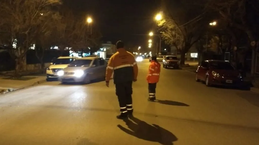 Embarazada y con un bebé a bordo, escapó de un control y atropelló a un policía