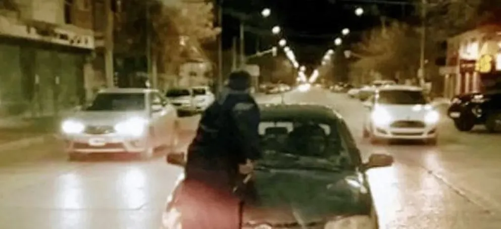 Una mujer embarazada escapó de un control y atropelló a un policía