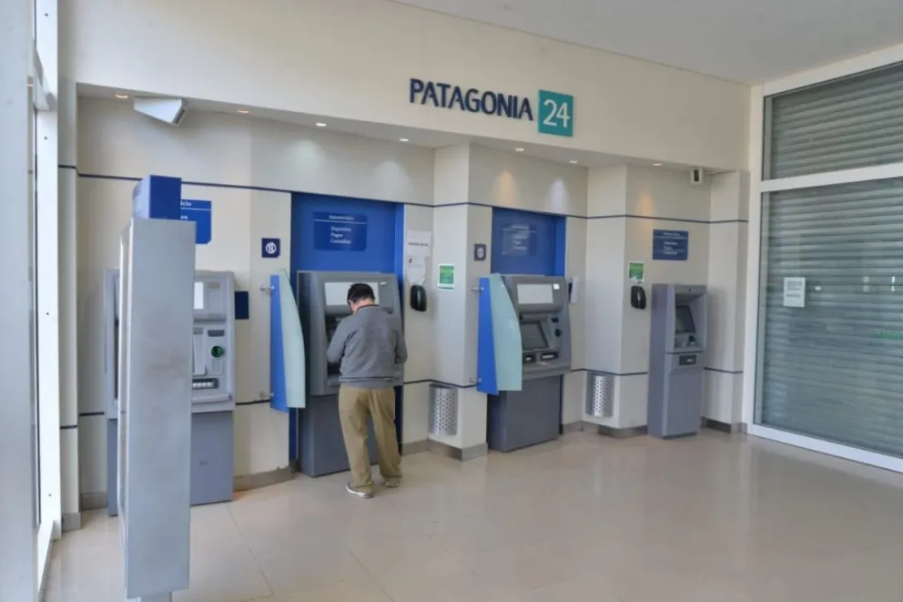 Bancos solo con cajeros este lunes y martes