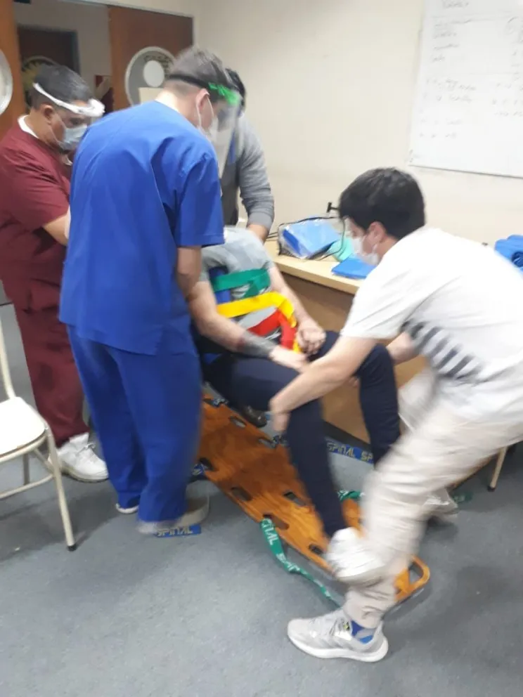 Covid 19: Hasta con camilleros refuerzan al hospital Zatti