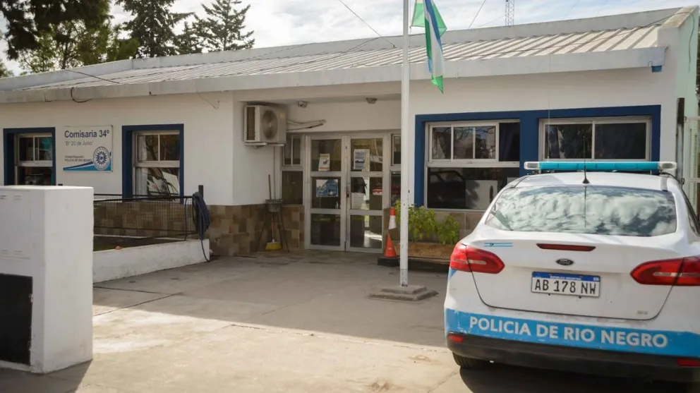 A un joven le apoyaron la pistola en la pierna, y tuvo que entregar el celular