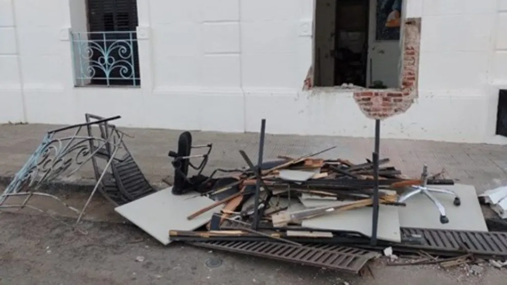 Volaron con explosivos la sede de La Campora en Bahía Blanca