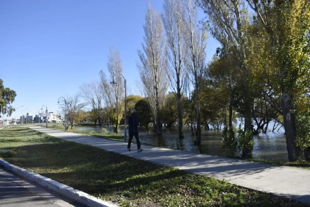 El viento propició una inusual crecida del río y el ingreso de agua a las calles