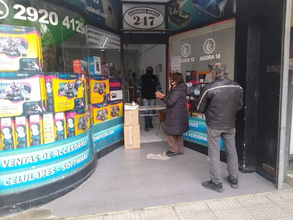 Los comercios no esenciales atienden por ventanillas, al estilo farmacias nocturnas