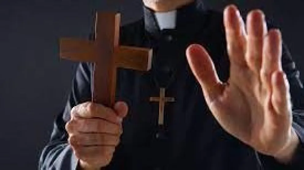 Policías trataron de impedir una misa clandestina y el cura los echó a los gritos: "Fuera de la casa de Dios”
